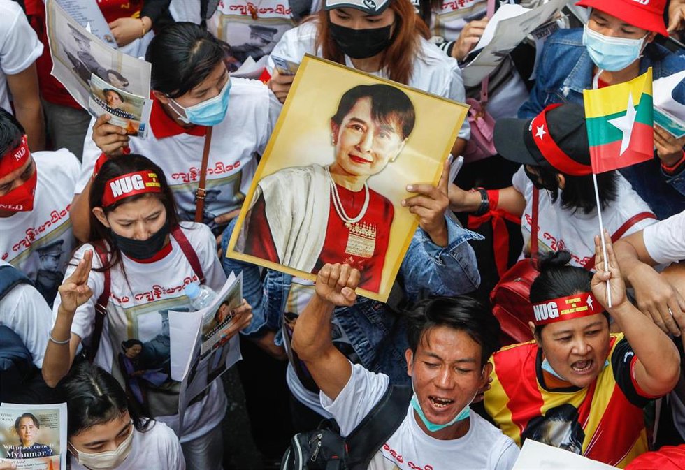Cartel con la imagen de Aung San Suu Kyi en una manifestación en Bangkok contra la junta militar de Birmania