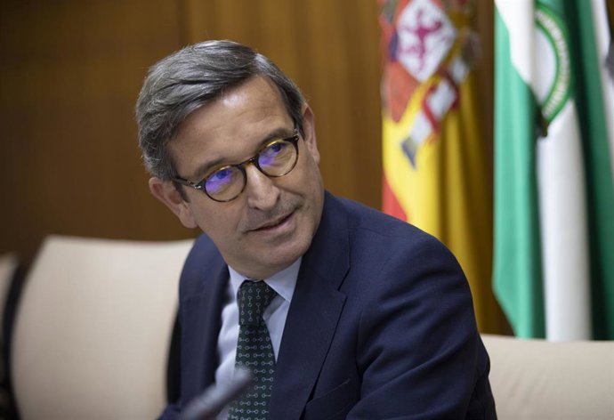 El consejero de Política Industrial y Energía, Jorge Paradela al inicio de la comisión parlamentaria. A 01 de febrero de 2023, en Sevilla (Andalucía, España). El consejero de Política Industrial y Energía, Jorge Paradela, ha comparecido hoy miércoles en