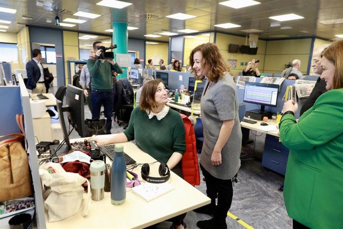 La presidenta del Govern, Francina Armengol, y la consellera de Presidencia, Mercedes Garrido, con una trabajadora de informativos de IB3 durante su visita a la sede.