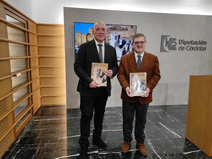 El presidente de la Diputación de Córdoba, Antonio Ruiz (izda.), en la presentación del monográfico sobre los castillos de la provincia.