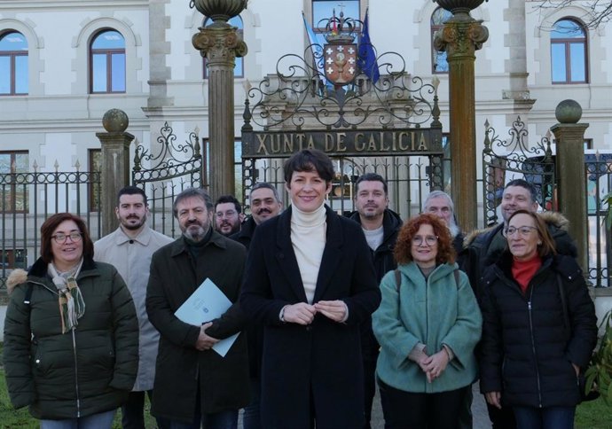 Ana Pontón y miembros del grupo parlamentario del BNG en San Caetano, sede de la Xunta