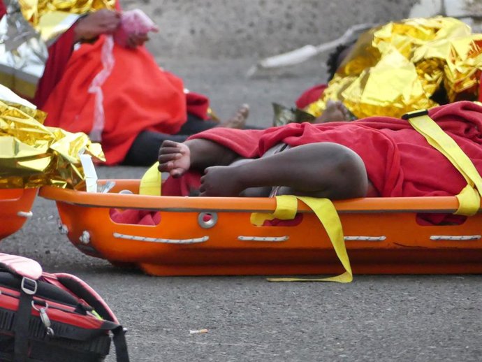 Archivo - Un migrante recibe asistencia médicaen el puerto de Arguineguín 