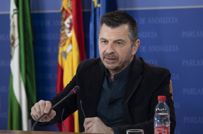 El portavoz del grupo parlamento PP-A, Toni Martín, durante su comparecencia en rueda de prensa. A 01 de febrero de 2023, en Sevilla (Andalucía, España).Los portavoces de los grupos parlamentarios, se dan cita en la sala de prensa para atender a los med