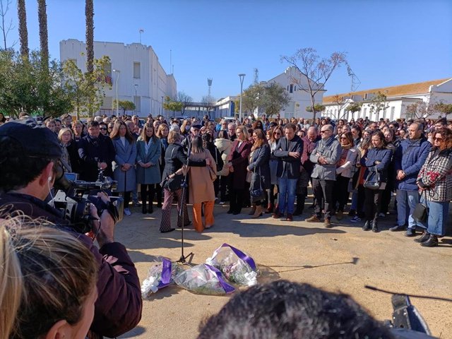 Imagen del minuto de silencio en la UHU.