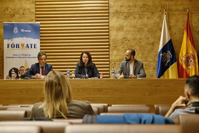 La consejera insular de Educación y Juventud, Concepción Rivero; el director general de Radio ECCA, José María Segura, y el delegado en Tenerife, Ricardo Felipe, presentan la memoria del proyecto Fórmate correspondiente al año 2022