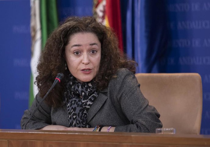 La portavoz del grupo parlamentario Por Andalucía, Inmacualda Nieto, durante su comparecencia en rueda de prensa en el Parlamento de Andalucía. A 01 de febrero de 2023, en Sevilla (Andalucía, España).Los portavoces de los grupos parlamentarios, se dan c