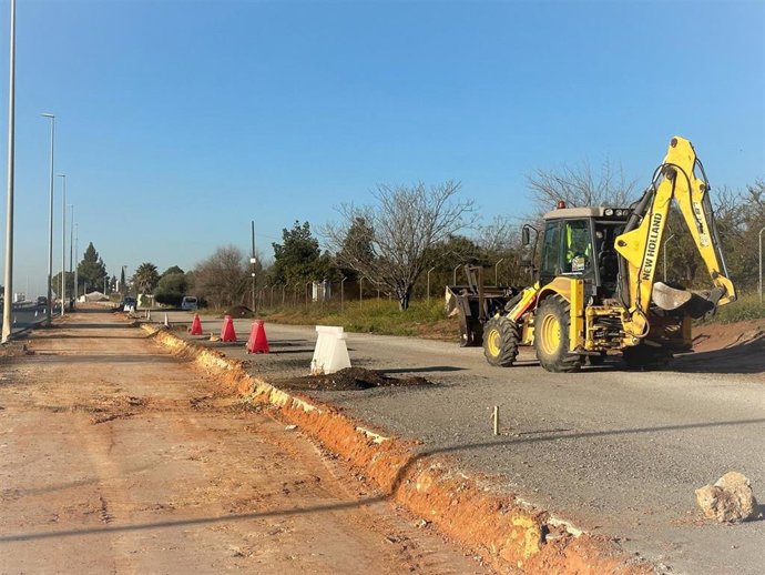 Obras en el carril bici que conectará el casco urbano de Dos Hermanas con sus polígonos industriales.