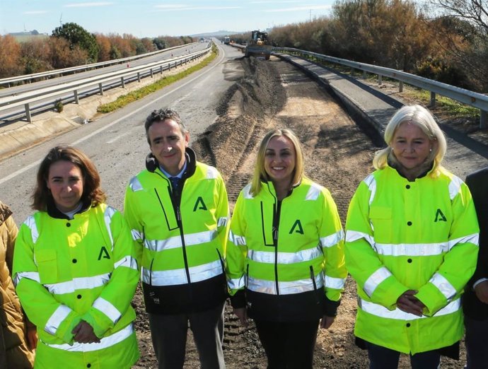 La consejera de Fomento, Articulación del Territorio y Vivienda, Marifrán Carazo, ha asistido este miércoles al inicio de las obras de reparación del firme de un tramo de ocho kilómetros de la autovía A-4, que conecta Chipiona con Jerez, en Cádiz