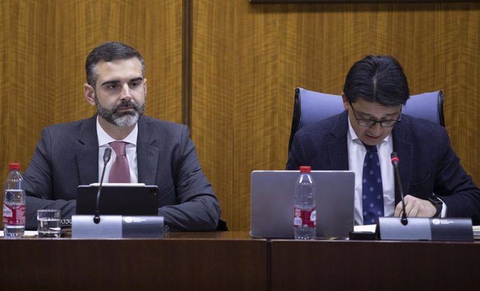 El consejero de Sostenibilidad, Medio Ambiente y Economía Azul, Ramón Fernández Pacheco (i) y el presidente de la comisión, Manuel Guzmán de la Roza (d); al inicio de la comisión parlamentaria. A 01 de febrero de 2023, en Sevilla (Andalucía, España).