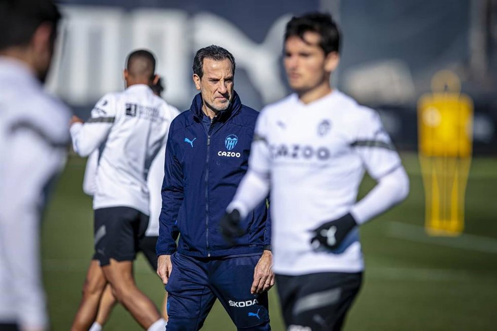 Salvador González 'Voro' en su primer entrenamiento tras coger las riendas del Valencia CF en febrero de 2023