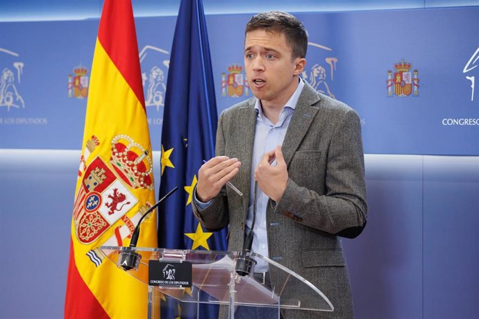 Archivo - El líder de Más País, Íñigo Errejón, interviene en una rueda de prensa en el Congreso.