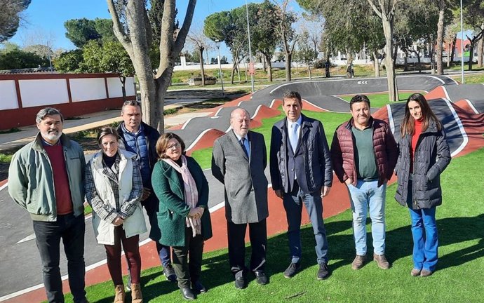 El presidente de la Diputación de Sevilla, Fernando Rodríguez Villalobos, con el alcalde de Pilas, José Leocadio Ortega, y miembros de la Diputación y el Ayuntamiento.