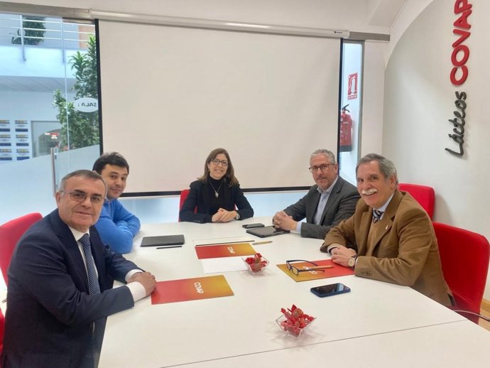 Viso (dcha.), durante su visita a Covap, en Pozoblanco.