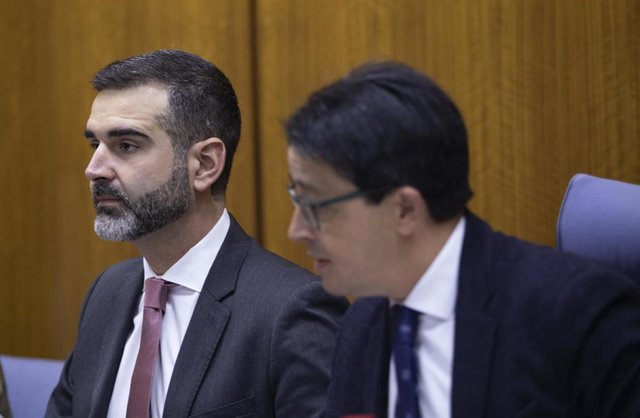 El consejero de Sostenibilidad, Medio Ambiente y Economía Azul, Ramón Fernández Pacheco (i) y el presidente de la comisión, Manuel Guzmán de la Roza (d); al inicio de la comisión parlamentaria. 