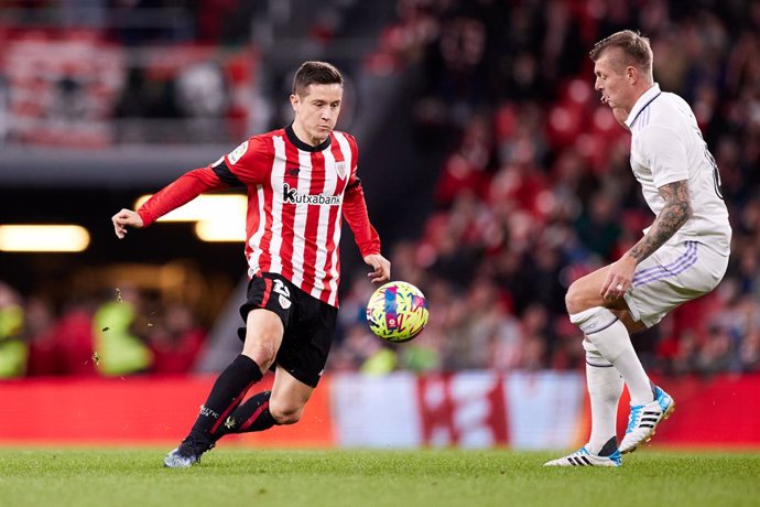 Ander Herrera of Athletic Club competes for the ball with Toni Kroos of Real Madrid CF during the La Liga Santander match between Athletic Club and Real Madrid CF at San Mames  on January 22, 2023, in Bilbao, Spain.