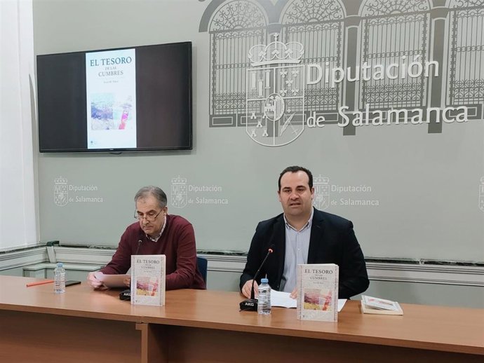 El escritor Jesús M. Pérez (i) y el diputado provincial de Cultura, David Mingo (d), en la presentación de 'El tesoro de las cumbres'