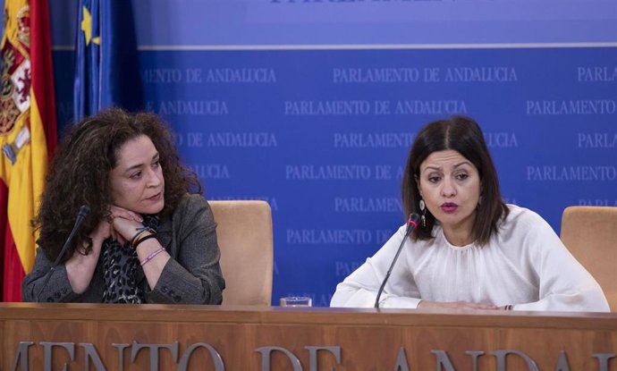 La portavoz parlamentaria de Por Andalucía, Inmaculada Nieto (i), y la portavoz federal de IU, Sira Rego (d), en rueda de prensa en el Parlamento andaluz.