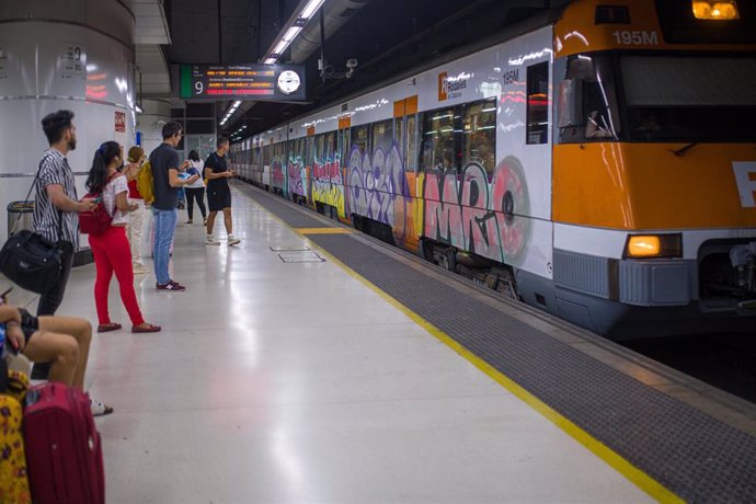 Archivo - Viajeros esperan la llegada de un tren en uno de los andenes de la estación de Sants, a 9 de septiembre de 2022, en Barcelona