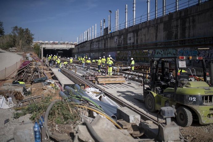Archivo - Personal ferroviario en las obras ferroviarias de la estación de AVE de Sagrera-Sant Andreu, a 25 de octubre de 2022, en Barcelona, Catalunya (España).