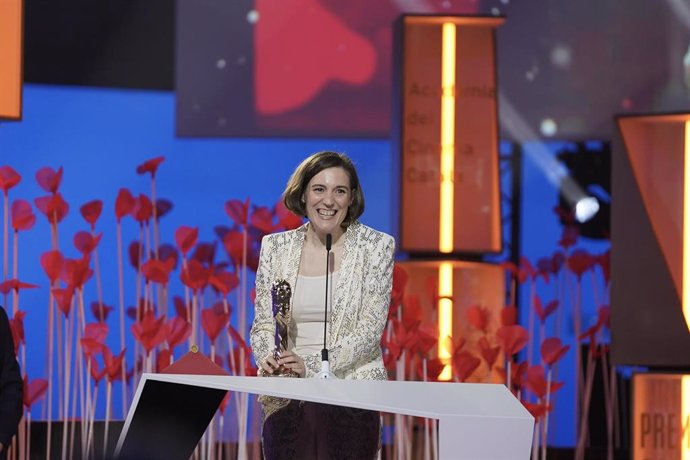 Carla Simón, Mejor Dirección por 'Alcarrs' en la entrega de los XV Premis Gaudí de cine en la Sala Oval del Museu Nacional d'Art de Catalunya (MNAC), a 22 de enero de 2023