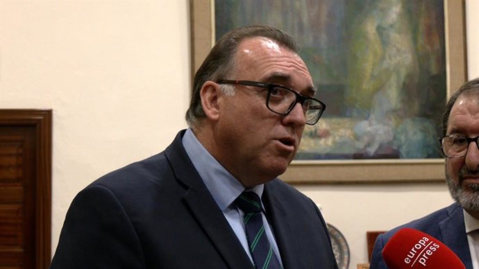 El consejero de Turismo, Cultura y Deporte, Arturo Bernal, durante su visita a Carmona (Sevilla)