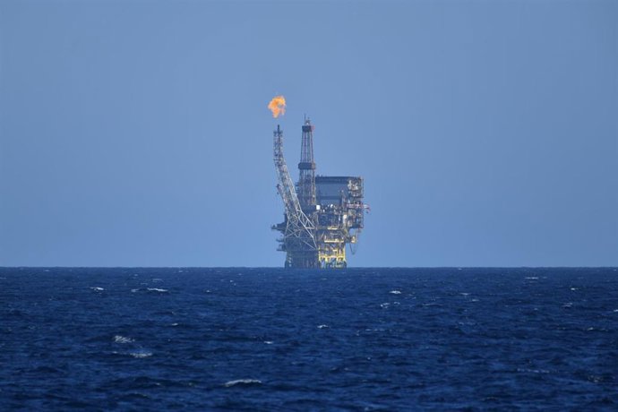 Archivo - Una plataforma de gas y petróleo frente a la costa de Libia en el Mediterráneo Central en la zona de Bahr Essalam Gas Field y Bouri Oilfiield, a 25 de febrero de 2022, en Libia.  Estás plataformas de Gas Natural conectan el suministro energéti