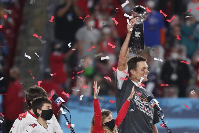 Archivo - Tom Brady levanta el trofeo de campeón de la Super Bowl con los Tampa Bay Buccaneers