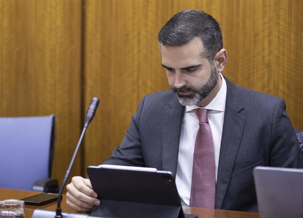 El consejero de Sostenibilidad, Medio Ambiente y Economía Azul, Ramón Fernández Pacheco, durante la comisión
