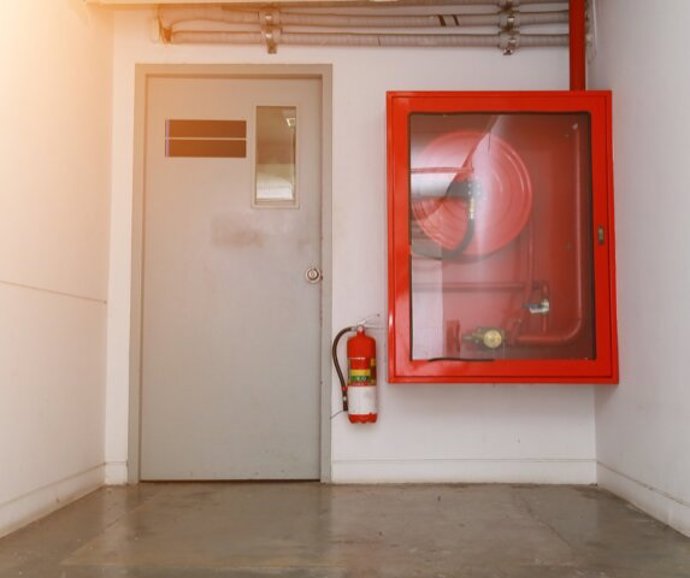 Administradores andaluces de fincas recuerdan a comunidades de vecinos la obligación de detectores de humo y extintores