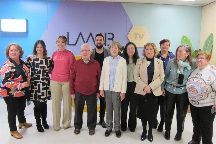 Las consejeras del Gobierno de Aragón de Ciudadanía y Derechos Sociales, María Victoria Broto, y de Ciencia, Universidad y Sociedad del Conocimiento, Maru Díaz, con los mediadores de la Red de Voluntariado y Mediación Digital entre mayores.