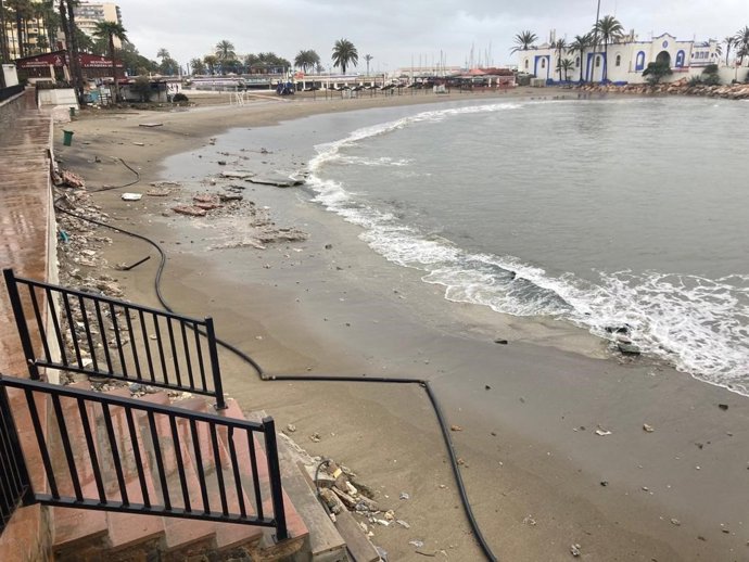 Archivo - Imagen de archivo de una playa de Marbella tras el temporal