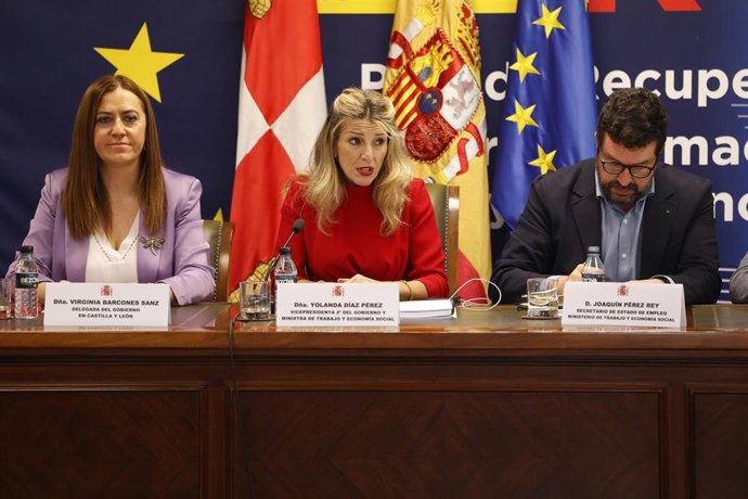 La vicepresidenta segunda del Gobierno y ministra de Trabajo y Economía Social, Yolanda Díaz, se reúne con responsables de las organizaciones sindicales y empresariales de Castilla y León para abordar la eliminación del SERLA.