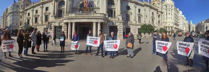 Miembros de la Asociación de Vecinos San Antonio-Zaidía de Valncia junto a representantes políticos en la convocatoria para leer un manifiesto y entregar firmas para proteger las naves de Zaidía y reclamar dotaciones públicas.