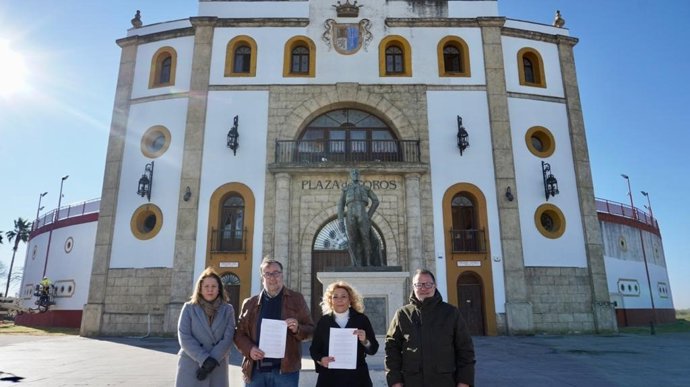 Los ediles del PP ante la plaza de toros