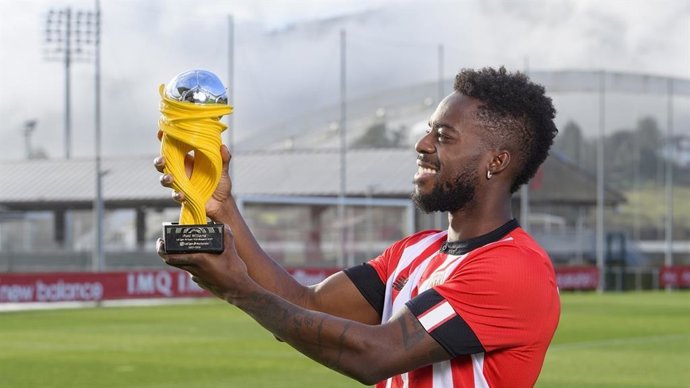 El delantero del Athletic Club Iñaki Williams con el trofeo como mejor futbolista africano a mitad de la temporada 2022-23 de LaLiga Santander.