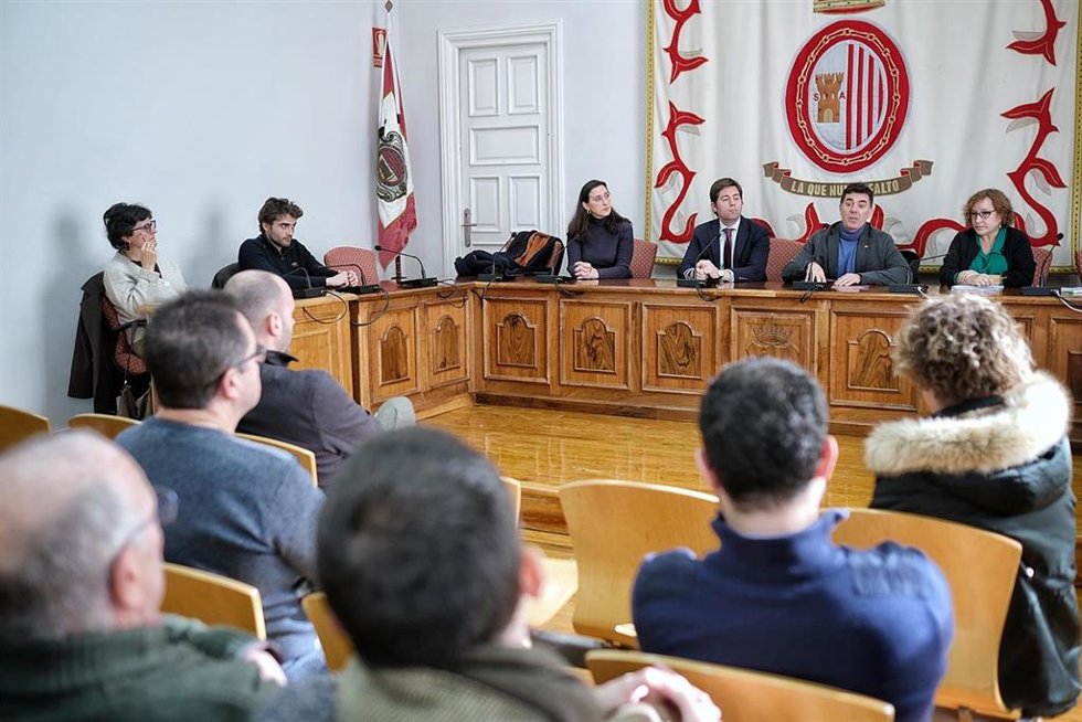 De izquierda a derecha: Maite Gurruchaga, letrada decada del juzgado de Aoiz; Roberto Sierra, juez decano de Aoiz; el consejero Eduardo Santos; y Ana Poncela, jefa de la Oficina Judicial y Fiscal de la Dirección General de Justicia de Navarra.