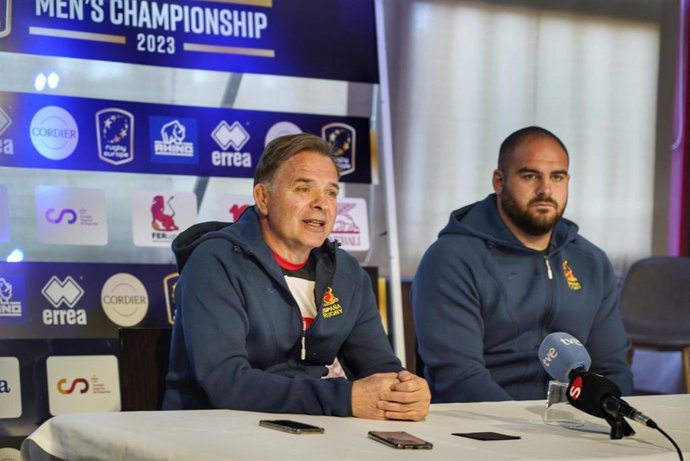 Santiago Santos, seleccionador nacional de rugby masculino, junto al capitán del equipo Jon Zabala