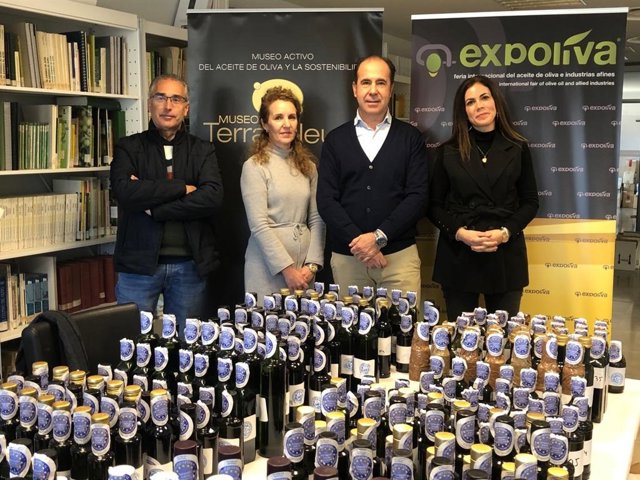 El gerente de la Fundación del Olivar, Javier Olmedo, junto a la notaria encargada de la tramitación, Inmaculada Membrado (derecha). A la izquierda, dos miembros del equipo profesional de notaría