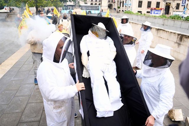 Apicultores se concentran para reclamar medidas de apoyo ante la crítica situación del sector, a 1 de febrero de 2023, frente a la Delegación del Gobierno, en Santander, Cantabria (España). El sector apícola anuncia movilizaciones desde hoy en España para