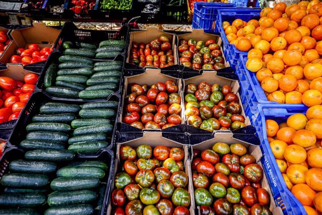 Archivo - Un puesto de frutas y hortalizas en un mercadillo al aire libre