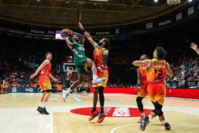 Archivo - Imagen del partido entre el Valencia Basket y el Panathinaikos en la Euroliga 2022-2023