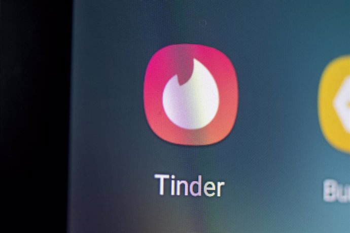 Archivo - FILED - 28 April 2021, Berlin: Logo of the mobile dating app Tinder can be seen on the screen of a smartphone. Tinder to add background checks, improved tools to report abuse. Photo: Fabian Sommer/dpa