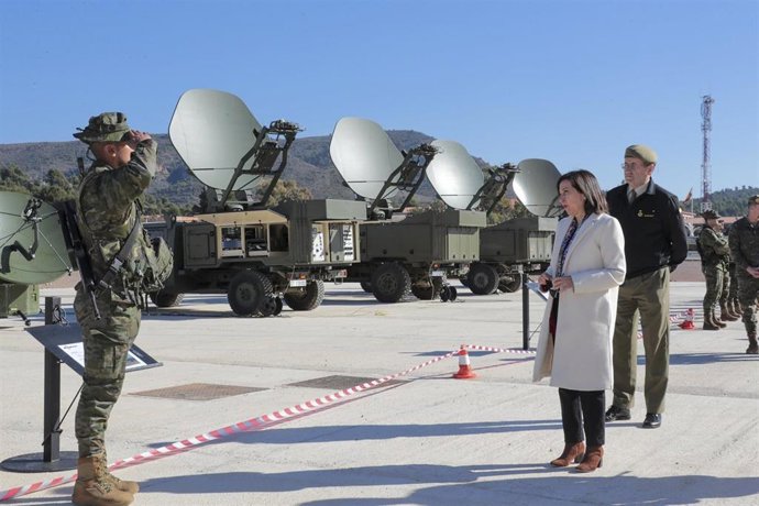 Margarita Robles en su visita a la base de Marines