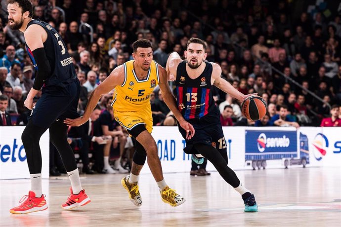 Tomas Satoransky of FC Barcelona in action against Wade Baldwain IV of Maccabi Playtika Tel Aviv during the Turkish Airlines EuroLeague match between FC Barcelona and Maccabi Playtika Tel Aviv at Palau Blaugrana on January 31, 2023 in Barcelona, Spain.