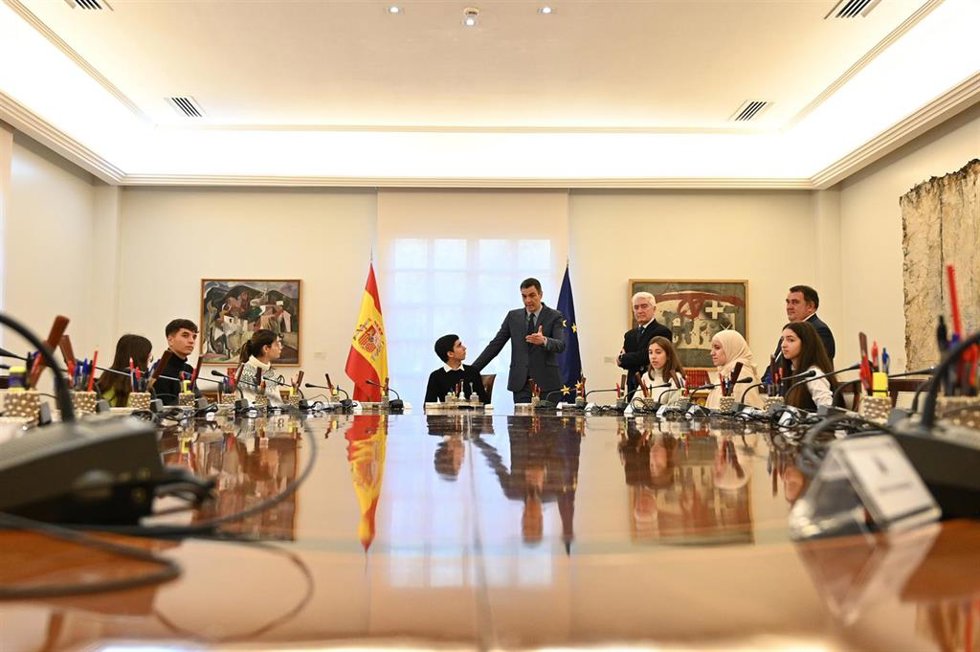 Varios jóvenes de los consejos locales de participación de infancia y adolescencia impulsados por UNICEF España se han reunido este 1 de febrero con el presidente del Gobierno, Pedro Sánchez, en La Moncloa