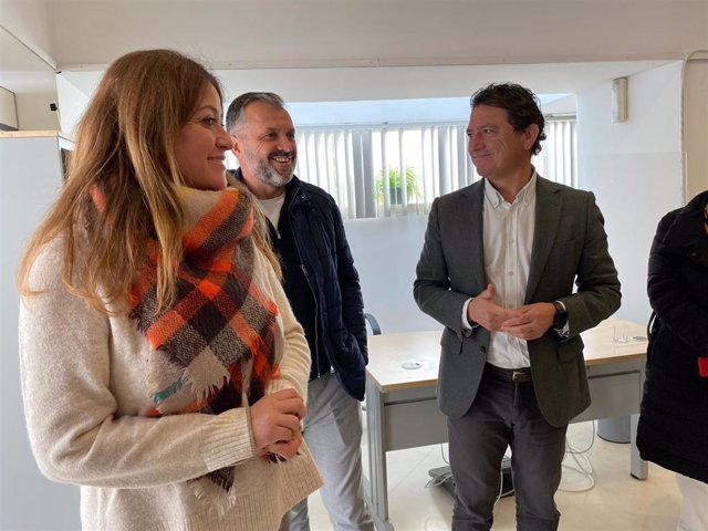 Daniel Sánchez con el alcalde de Conil en las oficinas del SAE.