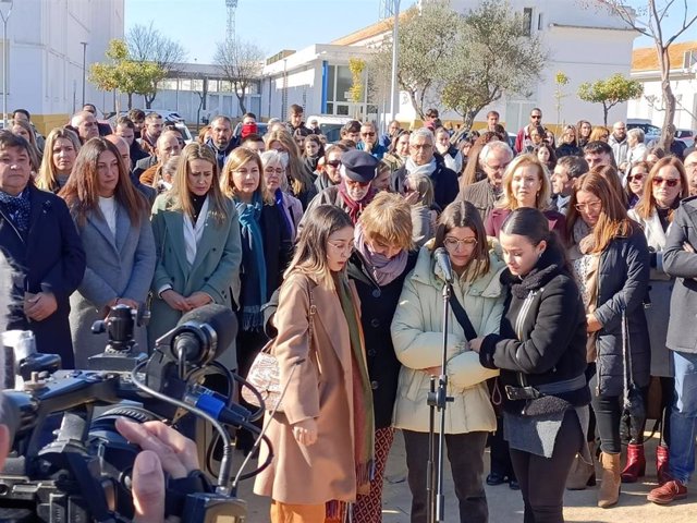 Imagen del minuto de silencio guardado este miércoles en la Universidad de Huelva en memoria de los fallecidos en el incendio.