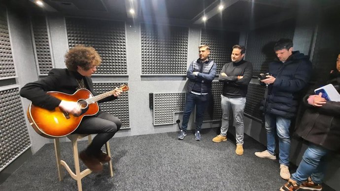 El artista tudelano Alejo toca en la nueva cabina de ensayos de la Casa de Juventud Lestonnac ante el alcalde Alejandro Toquero