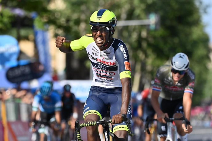 Archivo - El ciclista eritreo Biniam Girmay (Intermarché-Wanty-Gobert Matériaux) gana la décima etapa del Giro de Italia, disputada entre Pescara y Jesi sobre 196 kilómetros