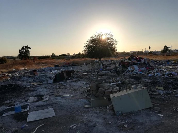 Imagen de un vertido de escombros y basura en las inmediaciones del barrio de Palmete, entre los términos de Sevilla y Alcalá de Guadaíra.